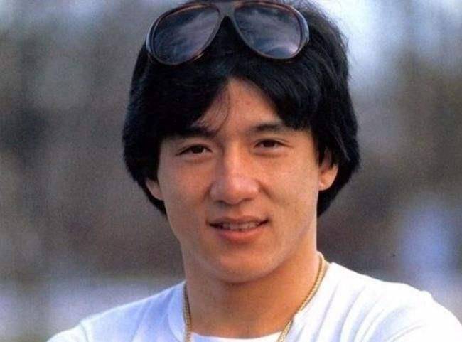 成龙最新，小巷深处的独特风味美食体验