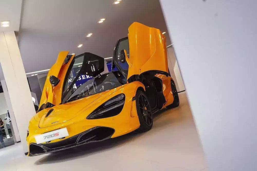 最新款跑车,幸福家庭时光的绝佳伴侣