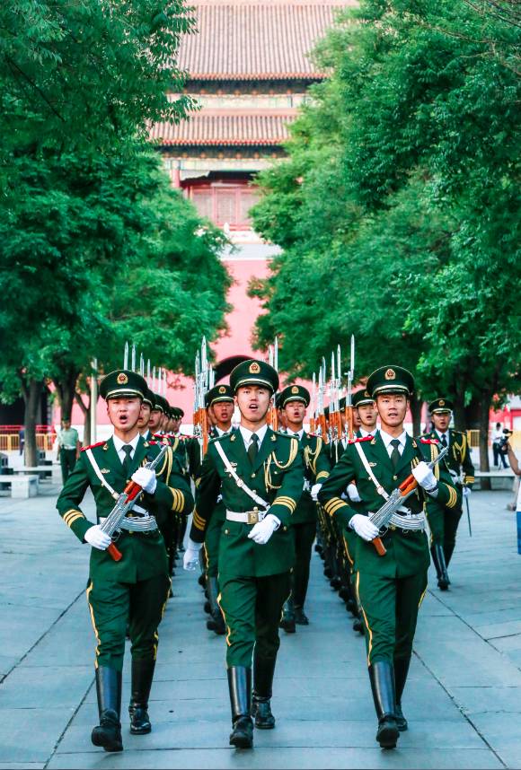 武警最新服装，与自然美景的轻松之旅探秘