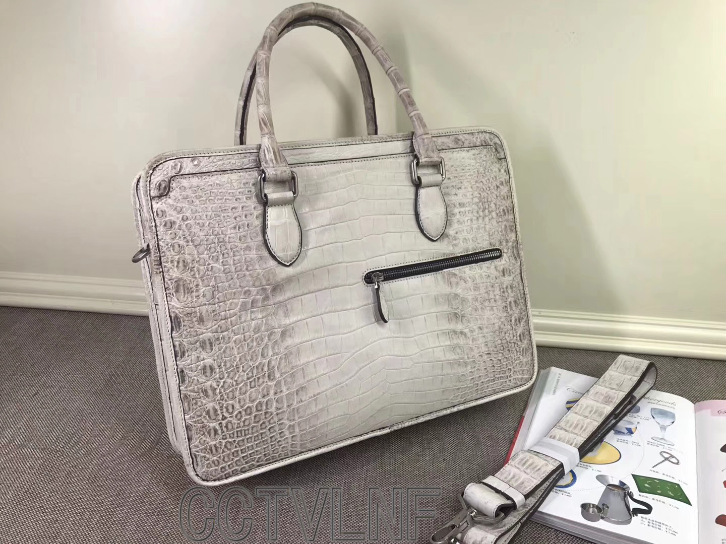 Prada最新款包包,变化、学习与自信的力量展现时尚魅力