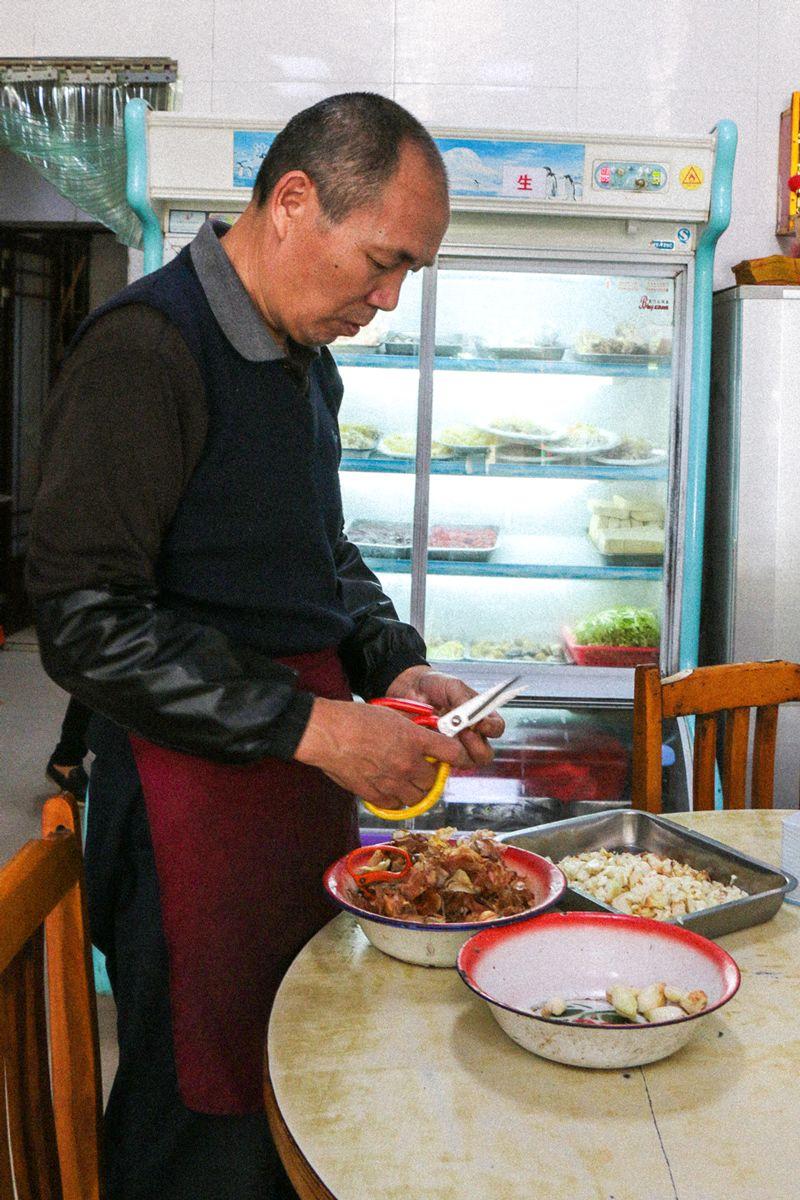 小巷深处的战争冒险,特色小店与未知之旅