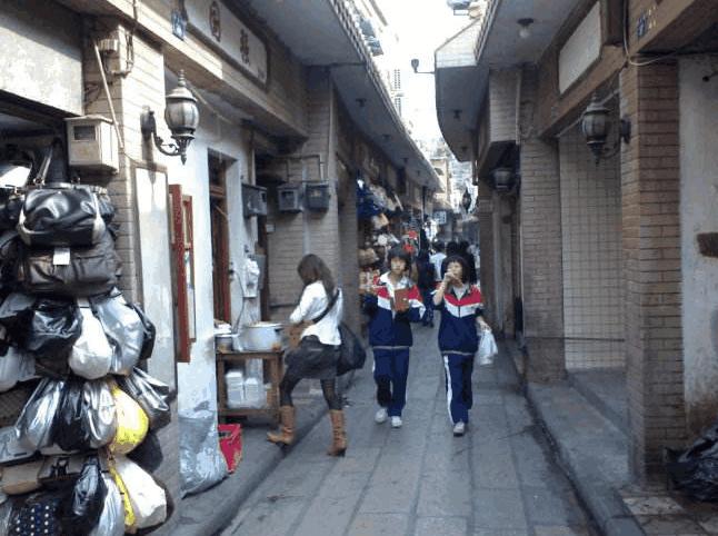 小巷深处的战争冒险,特色小店与未知之旅