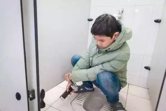 女人如厕图片,厕所中的温馨瞬间