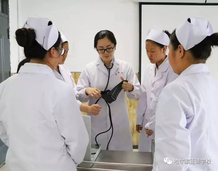 世界口吃最新研究,智能矫正器重塑自信人生之路!