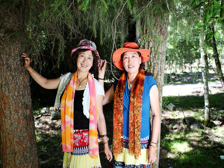 艳丽姊妹见证自然美景探险之旅的震撼时刻