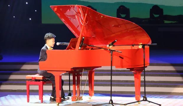 赵昕崭露头角,新星在时代舞台大放异彩