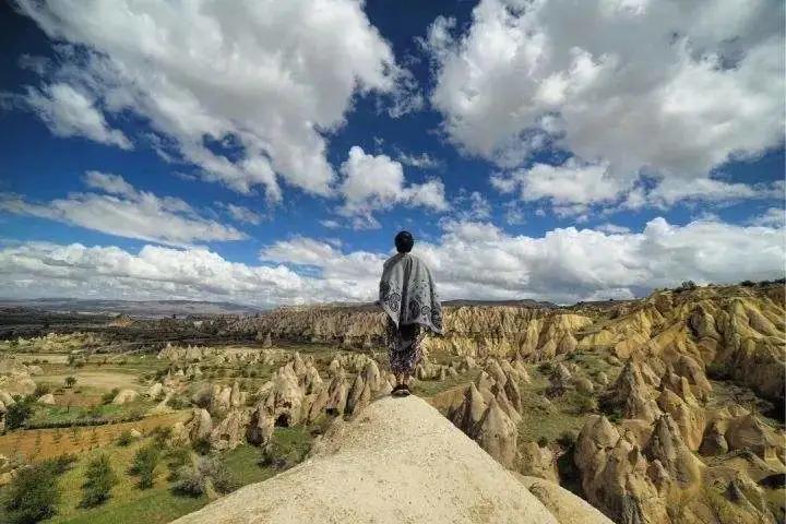 秦姓演员探寻自然美景,心灵之旅寻找宁静