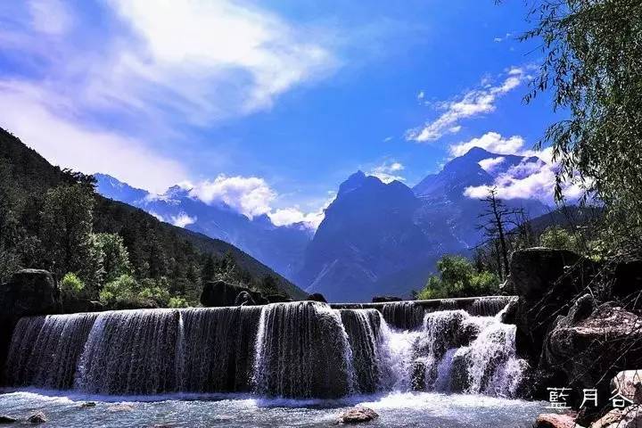 秦姓演员探寻自然美景,心灵之旅寻找宁静